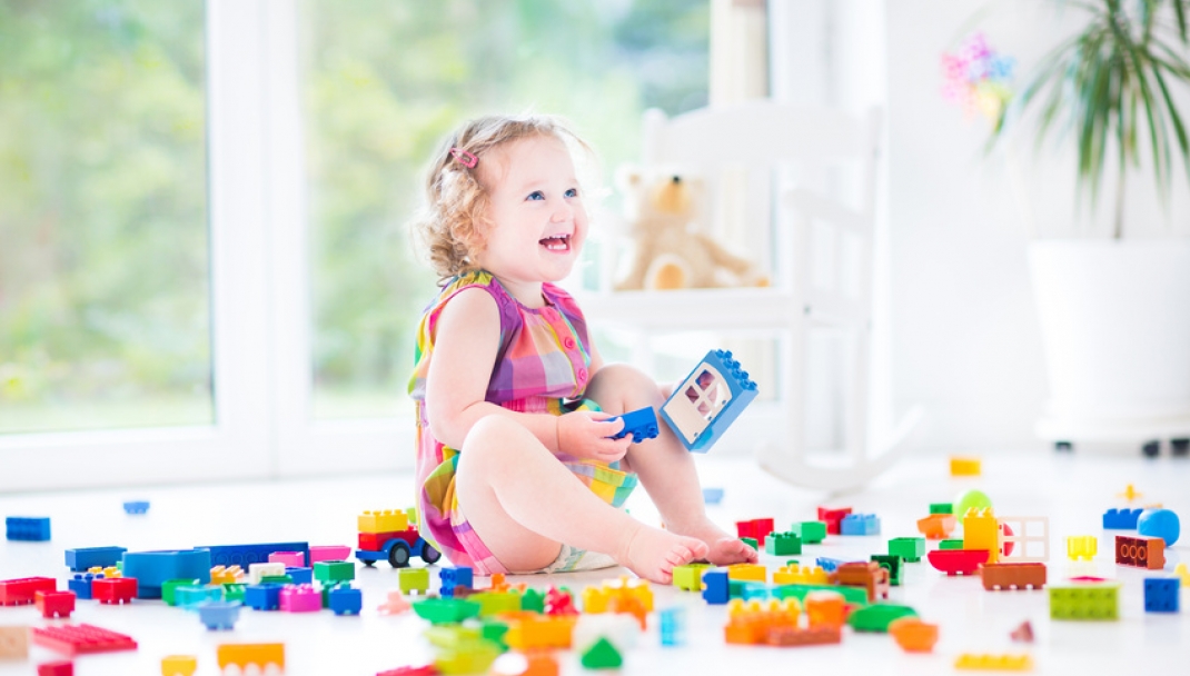 Bambino Ragazza Giocando Giocattolo E La Pulizia Con Aspirapolvere -  Fotografie stock e altre immagini di Pulire - iStock